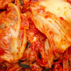 Pikantne, fermentowane liście kapusty pekińskiej z dodatkiem zielonej cebulki. To właśnie co to jest kimchi, tradycyjna koreańska potrawa.