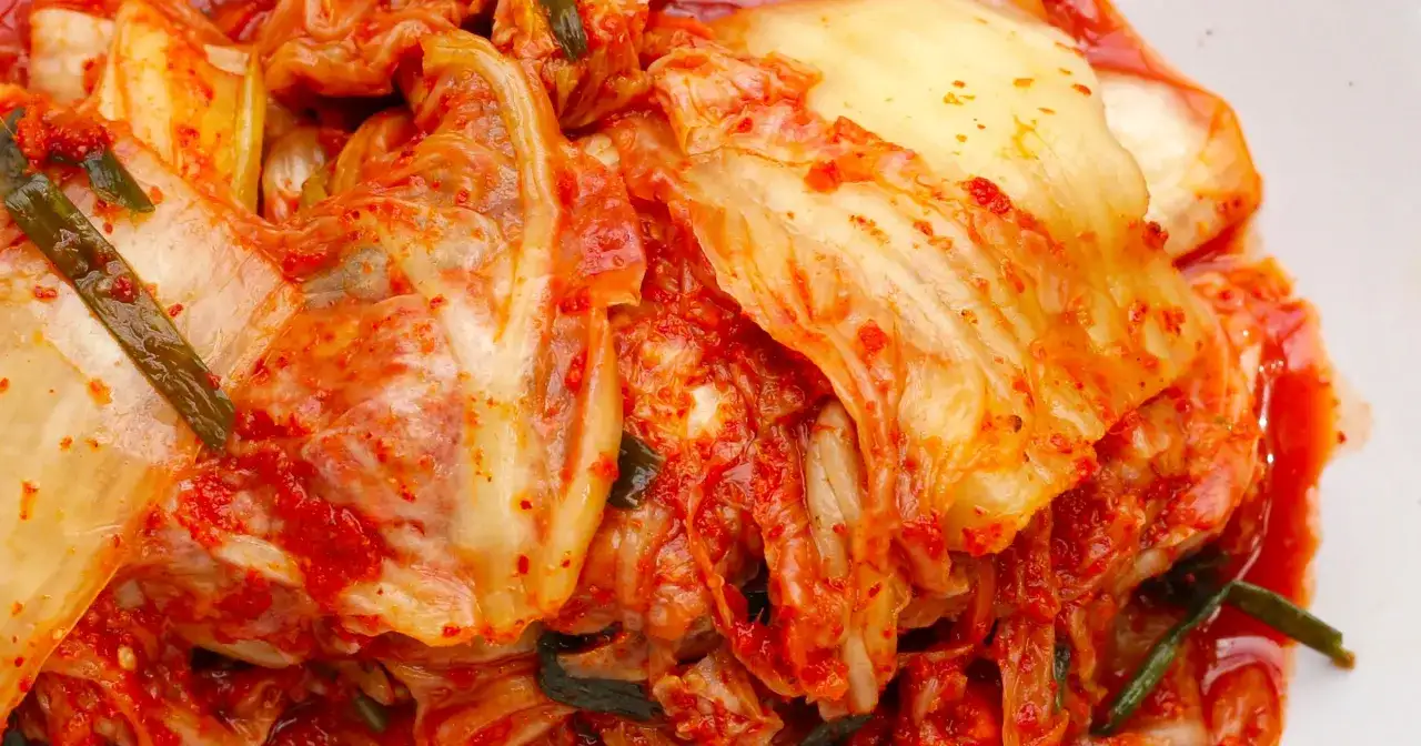 Co to jest kimchi? Składniki, fermentacja i podawanie