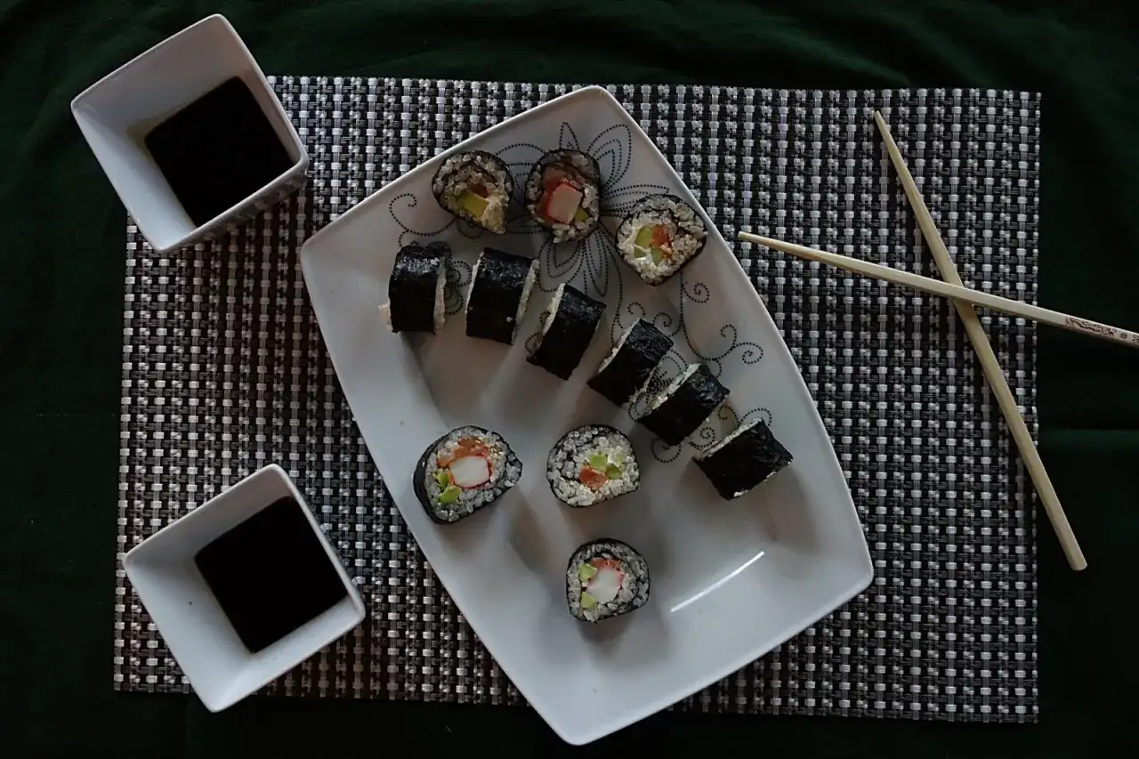 Domowe sushi krok po kroku - jak zrobić pierwsze maki?