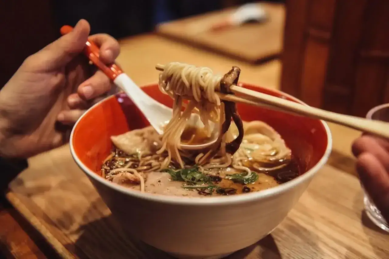 Jak jeść ramen? Prosty przewodnik po pałeczkach i bulionie