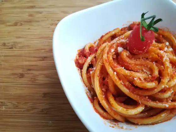 Amatriciana pasta krok po kroku. Klasyczny sos bez grudek
